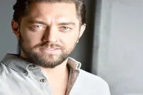 (عکس) ژست خاص بهرام رادان با حلقه ازدواجش در خارج از کشور