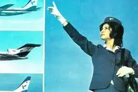 عکس| سفر زمان؛ دو مهماندار زن ایران ایر در حال سوار شدن به هواپیما؛ دهه 50