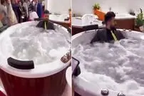 (ویدئو) روش عجیب تبلیغ جکوزی؛ حضور در آب با کت‌وشلوار!