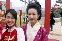 عکس| سفر زمان؛ «بانو یوها» در اتاق گریم سریال «سرنوشت یک مبارز»؛ 5 سال بعد از «جومونگ»