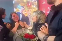(ویدیو) اشک‌های هوادار نازنین بیاتی در مشهد پس از دیدن او