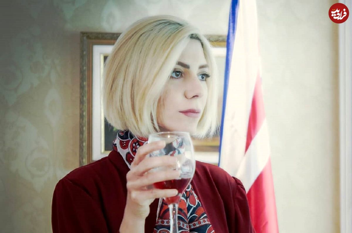 عکس| سفر در زمان؛ «شارلوت» فیلم گاندو در یک کافه در تهران؛ سال 1400