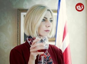 عکس| سفر در زمان؛ «شارلوت» فیلم گاندو در یک کافه در تهران؛ سال 1400