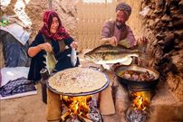 (ویدئو) طبخ دیدنی نان روی ساج و ماهی قزل آلا به سبک زوج روستایی افغانستانی