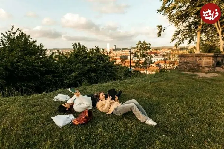 چرا خواندن همزمان دو کتاب برای مغز مفید است؟