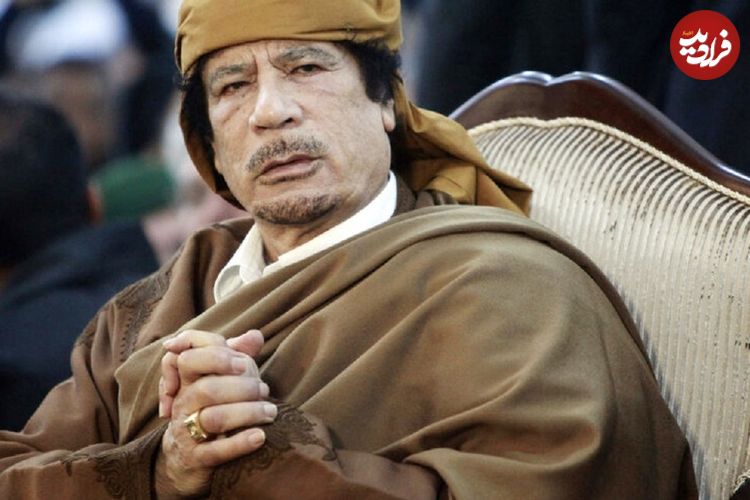 عکس| سفر در زمان؛ «معمر قذافی» در حال استراحت در حیاط یک خانه در صحرای سیرتس؛ سال 1352