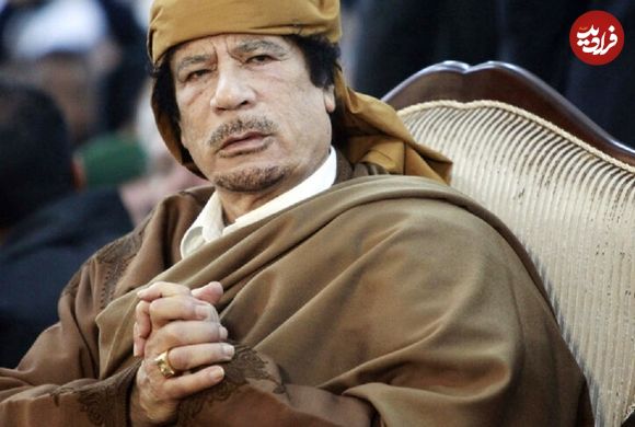 عکس| سفر در زمان؛ «معمر قذافی» در حال استراحت در حیاط یک خانه در صحرای سیرتس؛ سال 1352