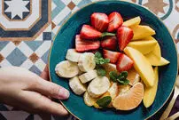 بالاخره میوه را ناشتا بخوریم یا نه؟؛ توضیح یک متخصص درباره مصرف میوه با پروتئین