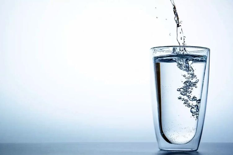 نوشیدن روزانه ۸ لیوان آب اجباری است؟