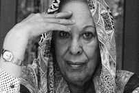 عکس؛ سفر در زمان؛ «سیمین دانشور در حیاط منزل شخصی اش در تهران»؛ دهه 70