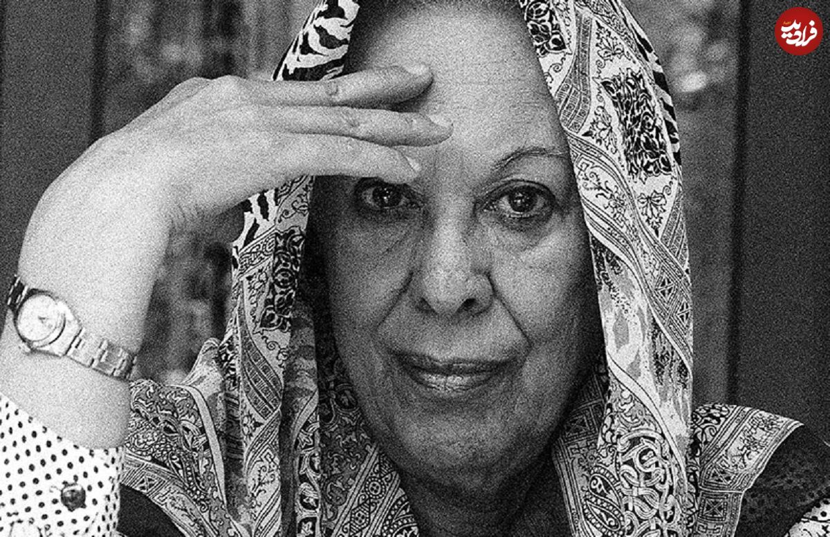 عکس؛ سفر در زمان؛ «سیمین دانشور در حیاط منزل شخصی اش در تهران»؛ دهه 70