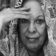 عکس؛ سفر در زمان؛ «سیمین دانشور در حیاط منزل شخصی اش در تهران»؛ دهه 70