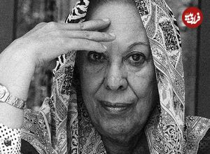 عکس؛ سفر در زمان؛ «سیمین دانشور در حیاط منزل شخصی اش در تهران»؛ دهه 70
