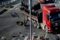 (ویدئو) لحظه وحشتناک خوردن در کامیون به صورت عابر