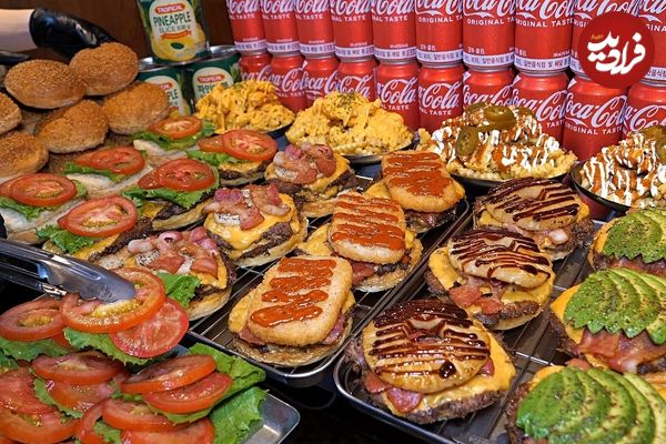 ببینید؛ غذای خیابانی در کره؛ پخت چیزبرگر نیویورکی با آناناس و آووکادو در سئول