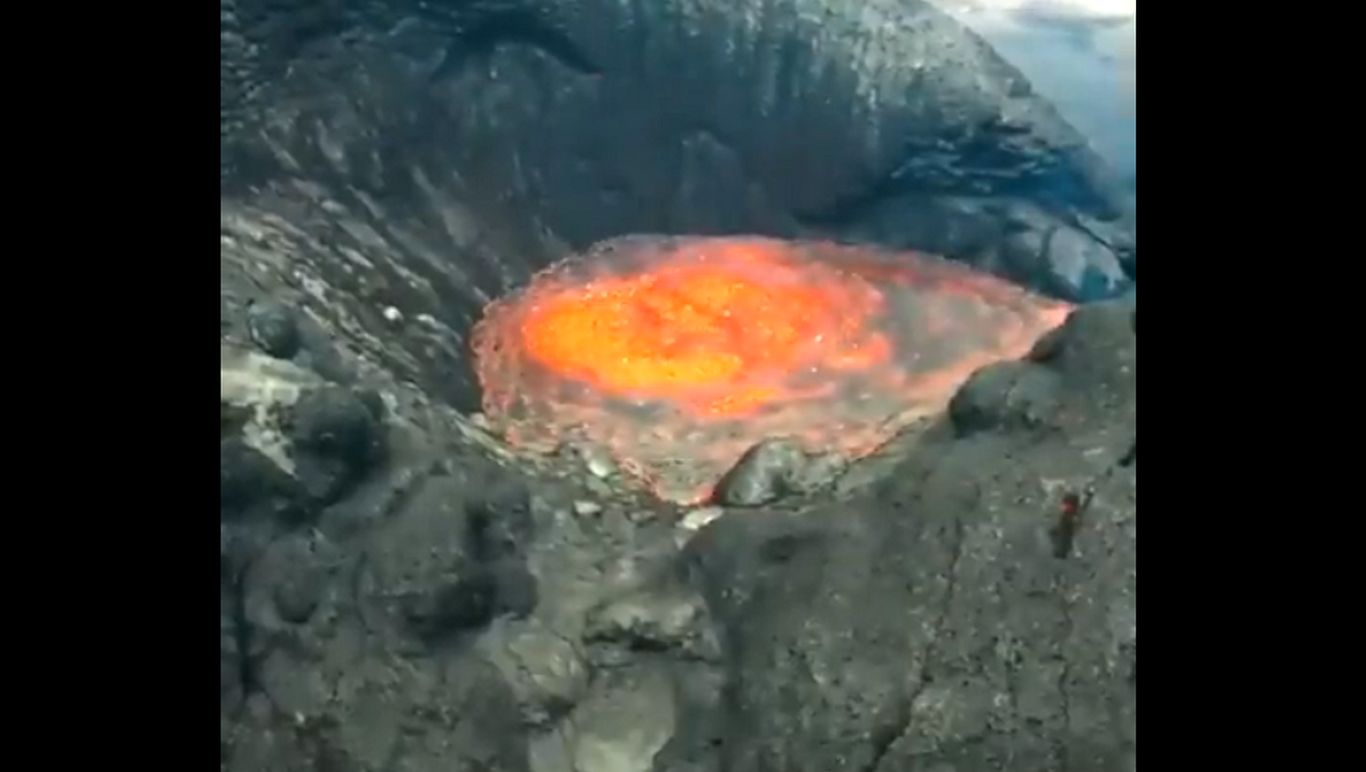 (ویدئو) نمایی خارق العاده از فوران یک آتشفشان در روسیه
