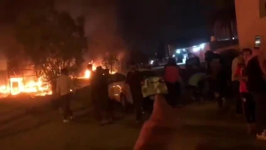 (ویدیو) آتش زدن دیوار کنسولگری ایران در کربلا