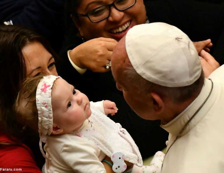 عکس/ نگاه جالب یک کودک به پاپ