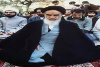 عکس‌نوشت/ روحانی پشت سر امام خمینی(ره)