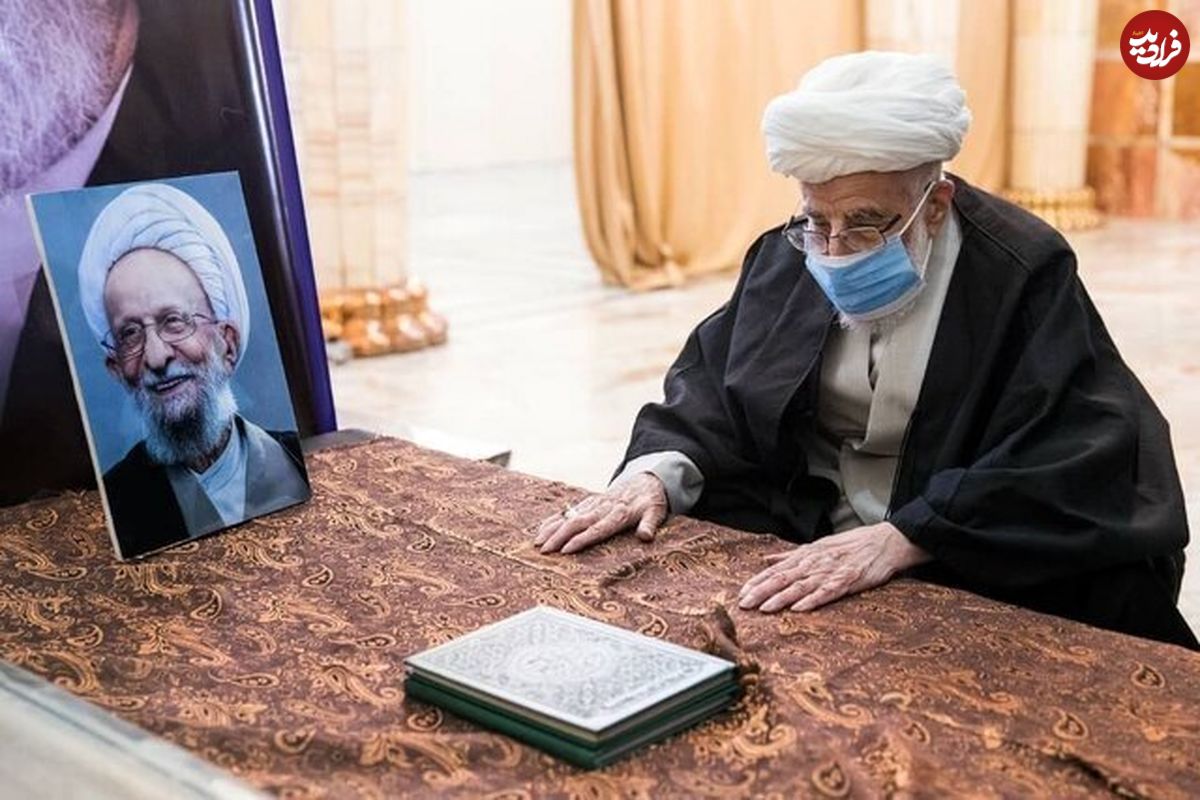 آیتالله جنتی بر سر مزار آیت الله مصباح یزدی