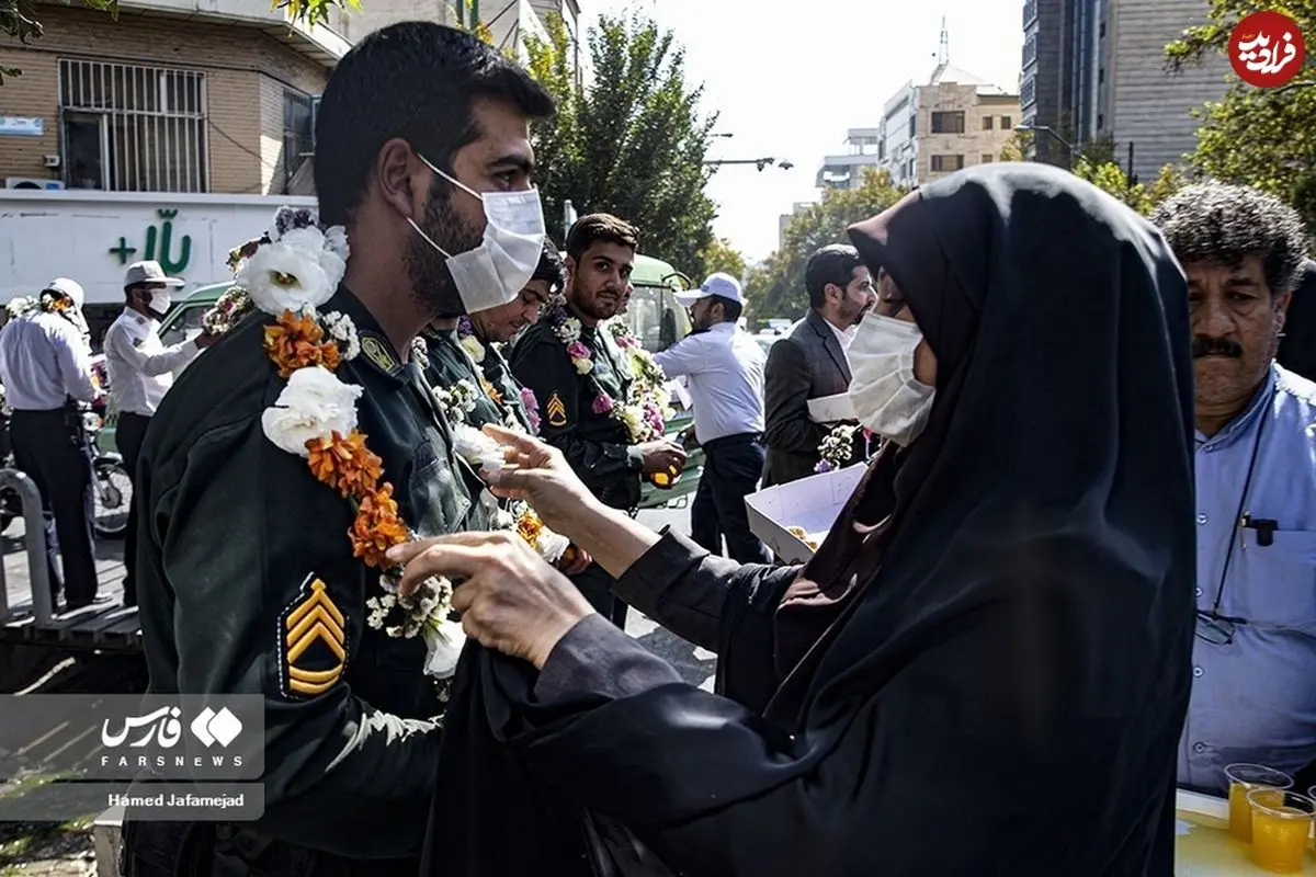 (تصاویر) تجلیل مردم از نیرو‌های پلیس با گل و شیرینی