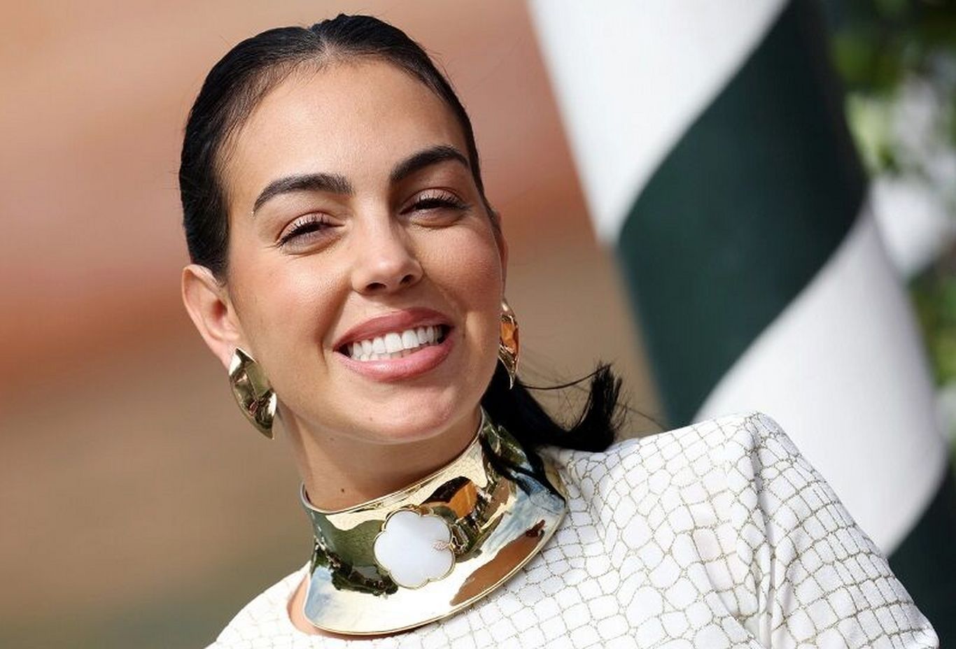 (عکس) حمله خواننده مشهور عرب به جورجینا؛ من از نامزد رونالدو زیباتر هستم!