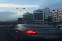 تصاویر/ "بنتلی" با پلاک بین‌المللی در پارک وی