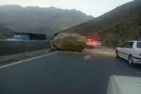 سقوط سنگ غول‌پیکر، جاده کرج - چالوس را بست