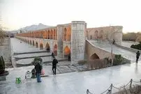 عکس| سفر زمان؛ «زنان اصفهانی» در حال عبور از روی سی و سه پل در دوران ناصرالدین شاه