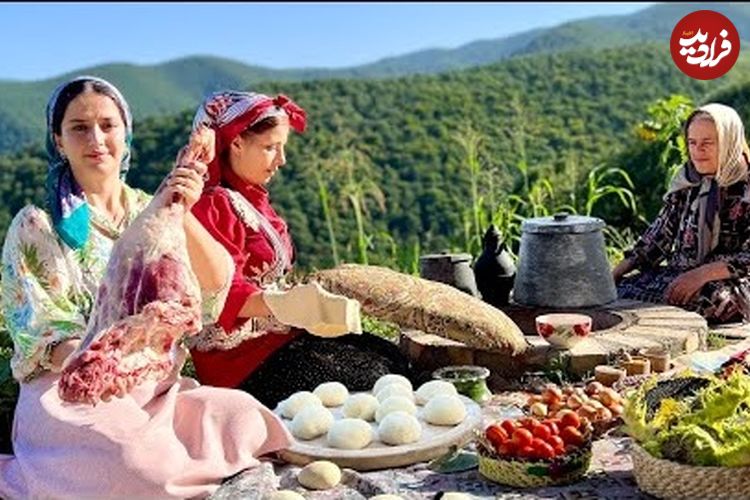 (ویدئو) پخت «نان لواش و آبگوشت» توسط مادر و دختران روستایی گیلانی