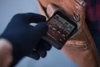 (ویدئو) زرنگی مرد مغازه‌دار برای جلوگیری از سرقت موبایلش