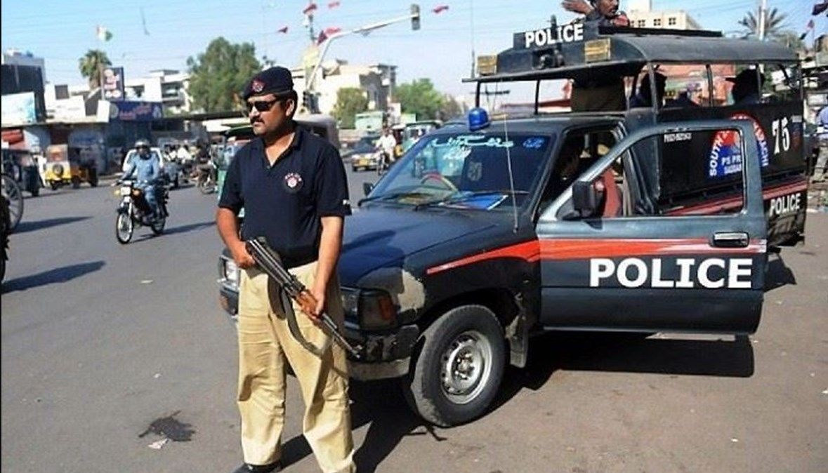 (ویدئو) لو رفتن پلیس مست پاکستانی در خیابان توسط گزارشگر تلویزیون