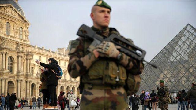 حمله به موزه لوور پاریس
