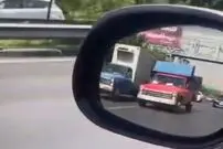 (ویدئو) خودنمایی جالب یک نیسان آبی با رنگ قرمز وسط اتوبان!