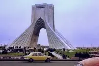 (عکس) تهران قدیم؛ نجات گربه بازیگوش در میدان آزادی توسط آتش نشان ها؛ دهه 50