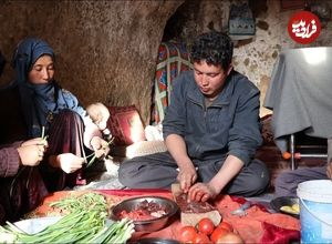 (ویدئو) فرآیند پخت یک غذای محلی با دل، جگر و سیب زمینی توسط روستائیان افغان