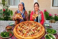 ببینید| غذای روستایی در ایران؛ پخت پیتزا با مرغ و سوسیس