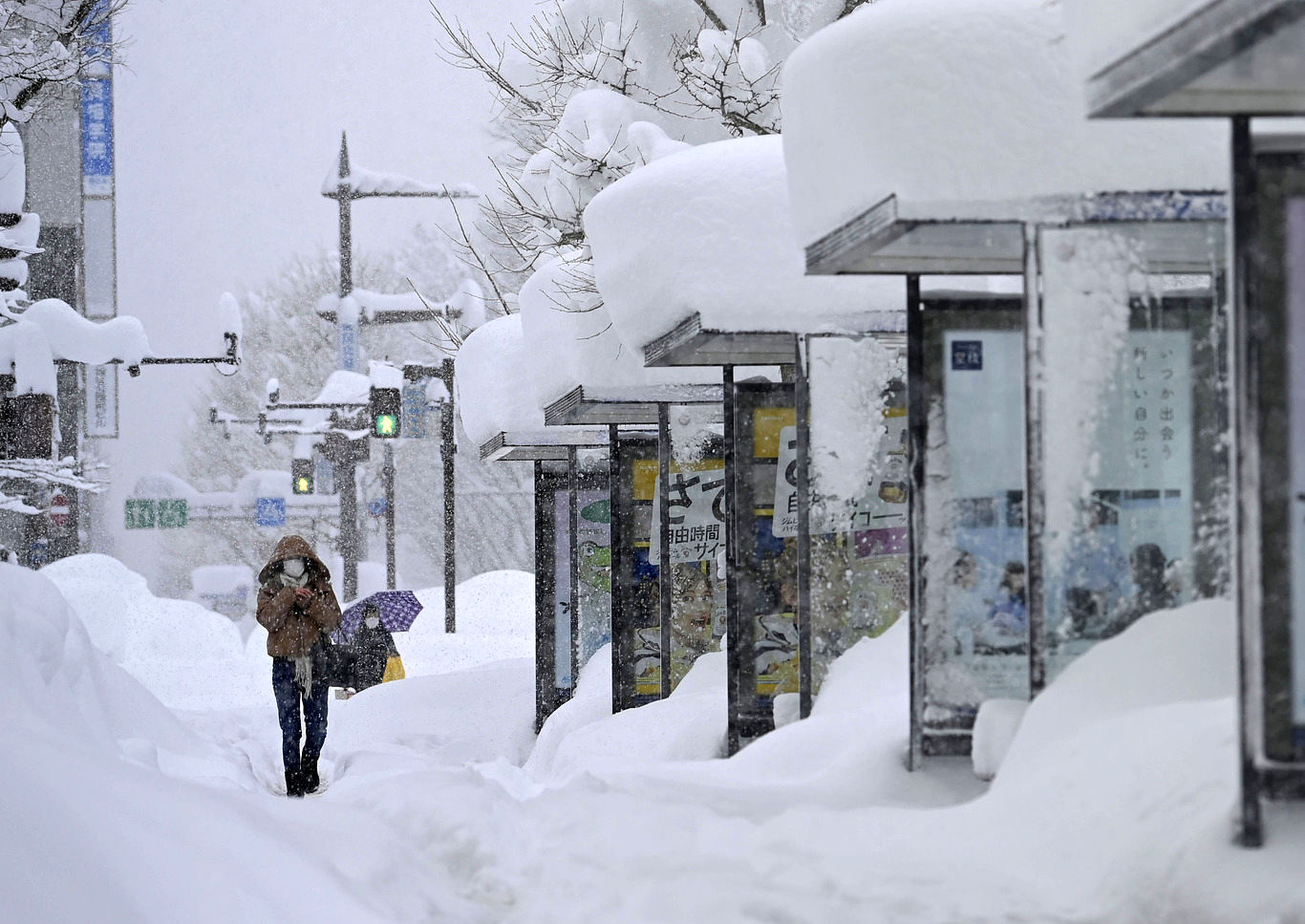 تصاویر جالب از بارش کم‌سابقه برف در ژاپن