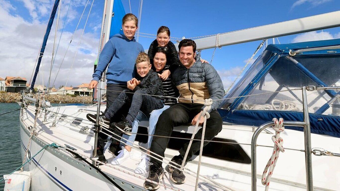 (تصاویر) جهانگردی عجیب روی قایق یک زوج با سه فرزند خردسال!
