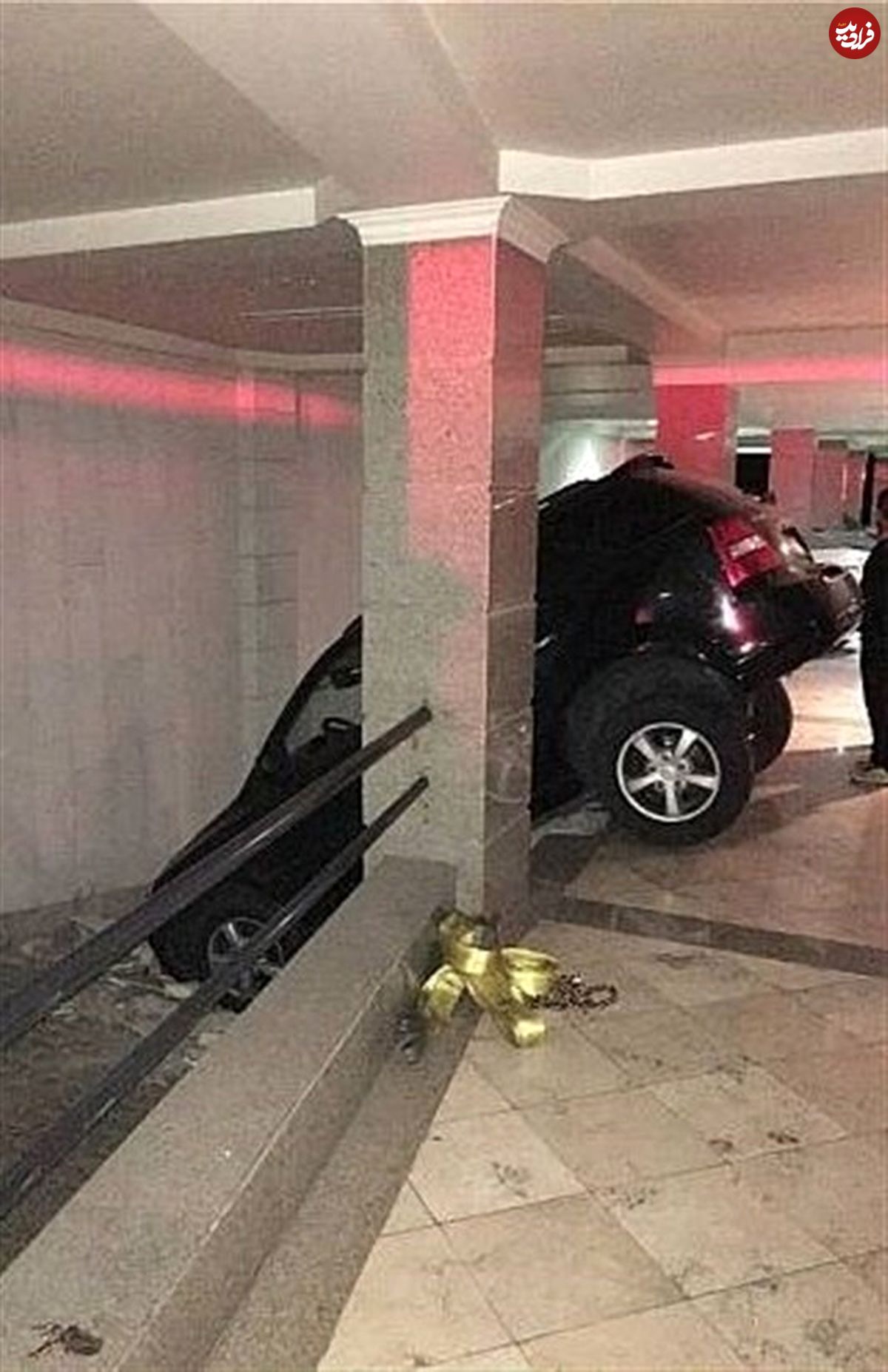 تصاویر/ سقوط عجیب خودروی گران‌قیمت در پارکینگ