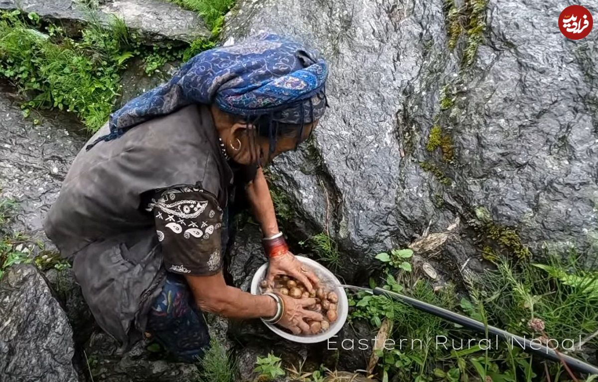 (ویدئو) غذای روستایی در نپال؛ پخت یک غذای محلی با ذرت و سیب زمینی