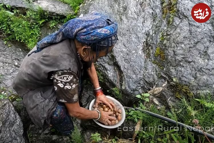 (ویدئو) غذای روستایی در نپال؛ پخت یک غذای محلی با ذرت و سیب زمینی