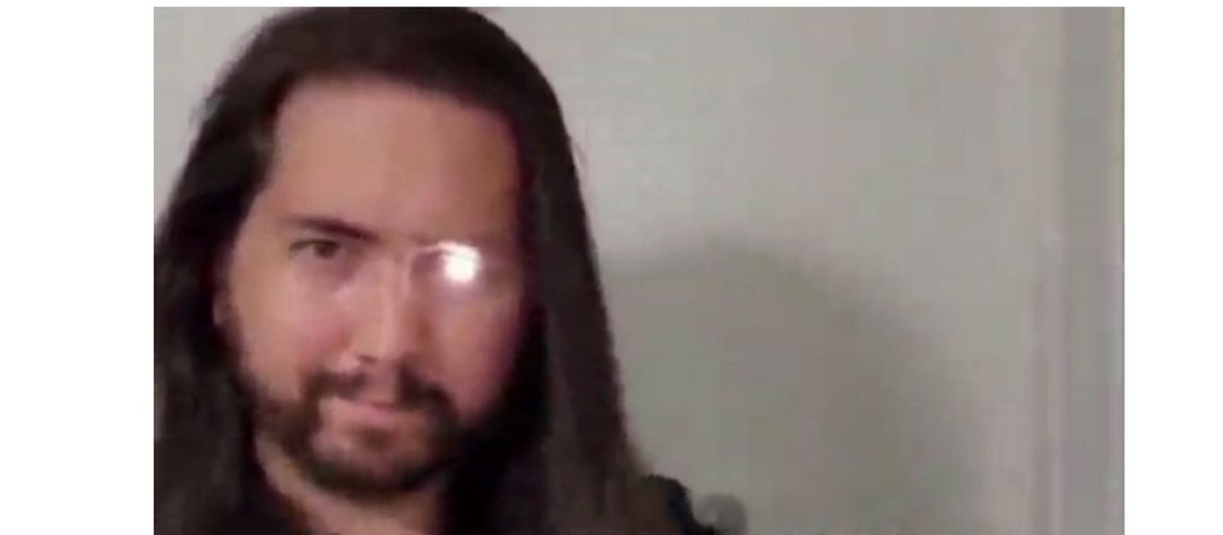 (ویدئو) این مرد دیوانه چشم خود را با چراغ قوه جایگزین کرد!