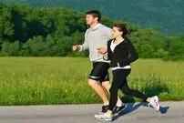 چگونه در زمان پیاده‌روی کالری بیشتری بسوزانیم