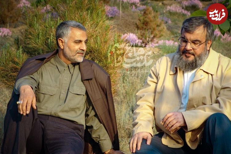عکس؛ سفر به تاریخ؛ آخرین نماز «سردار سلیمانی» پشت سر «سید حسن نصرالله»؛ سال 1398
