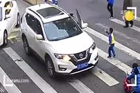 ویدئو/ دفاع پسر بچه خردسال از مادرش