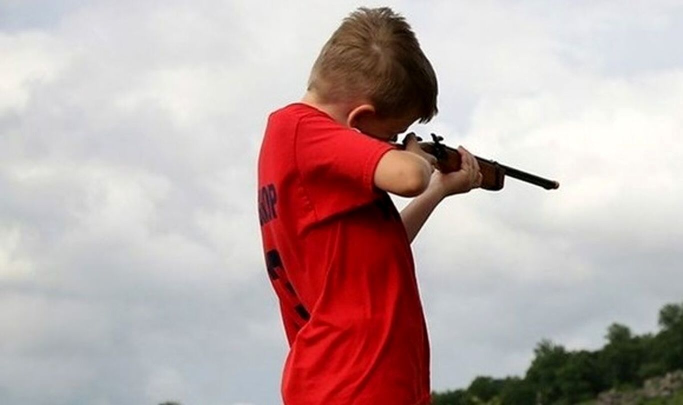 (ویدئو) بازی نفس‌گیر پسربچه با اسلحه گرم!