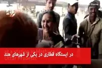 ویدیو/ نجات معجزه‌آسای کودکی که زیر قطار افتاد