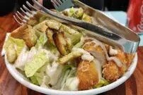 طرز تهیه سالاد سزار سنسو؛ طعمی دلپذیرتر از سالاد سزار
