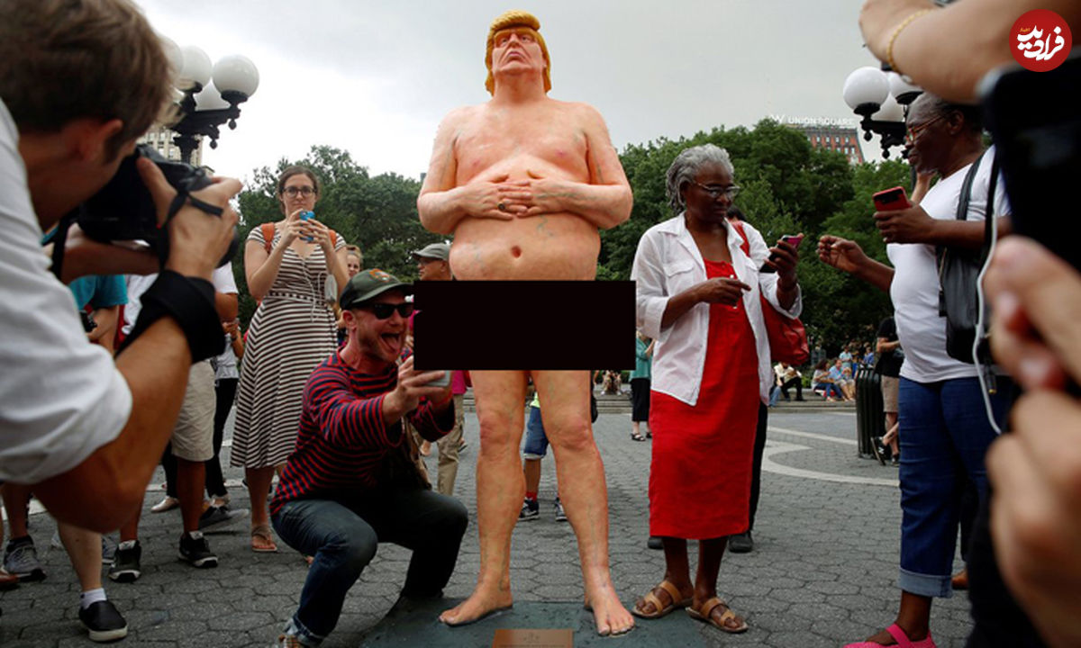 عکس/ نصب و جمع‌آوری مجسمه عریان ترامپ